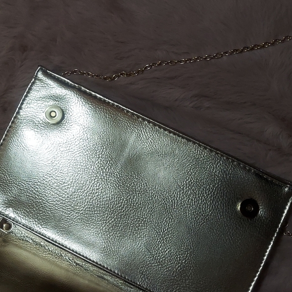 SALE‼️ Crossbody bag with chain - Picture 8 of 9